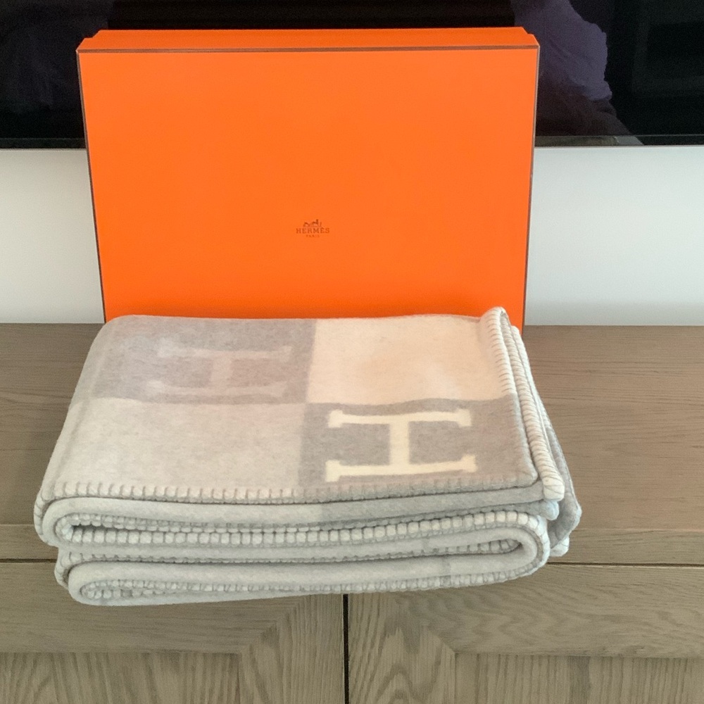 Hermes Avalon lll Throw Blanket
